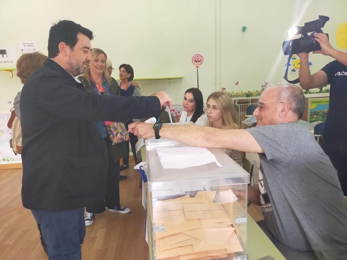 Alfredo Moreno, candidato del PSOE a la alcaldía de Plasencia, votando.