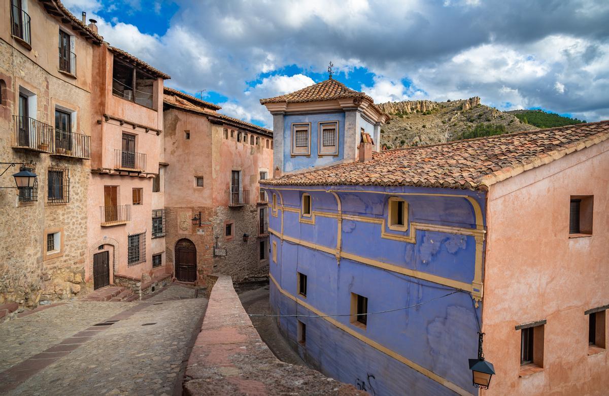 La Casa Azul es tan sólo una de las muchas casas de arquitectura única que se encuentran repartidas por Albarracín
