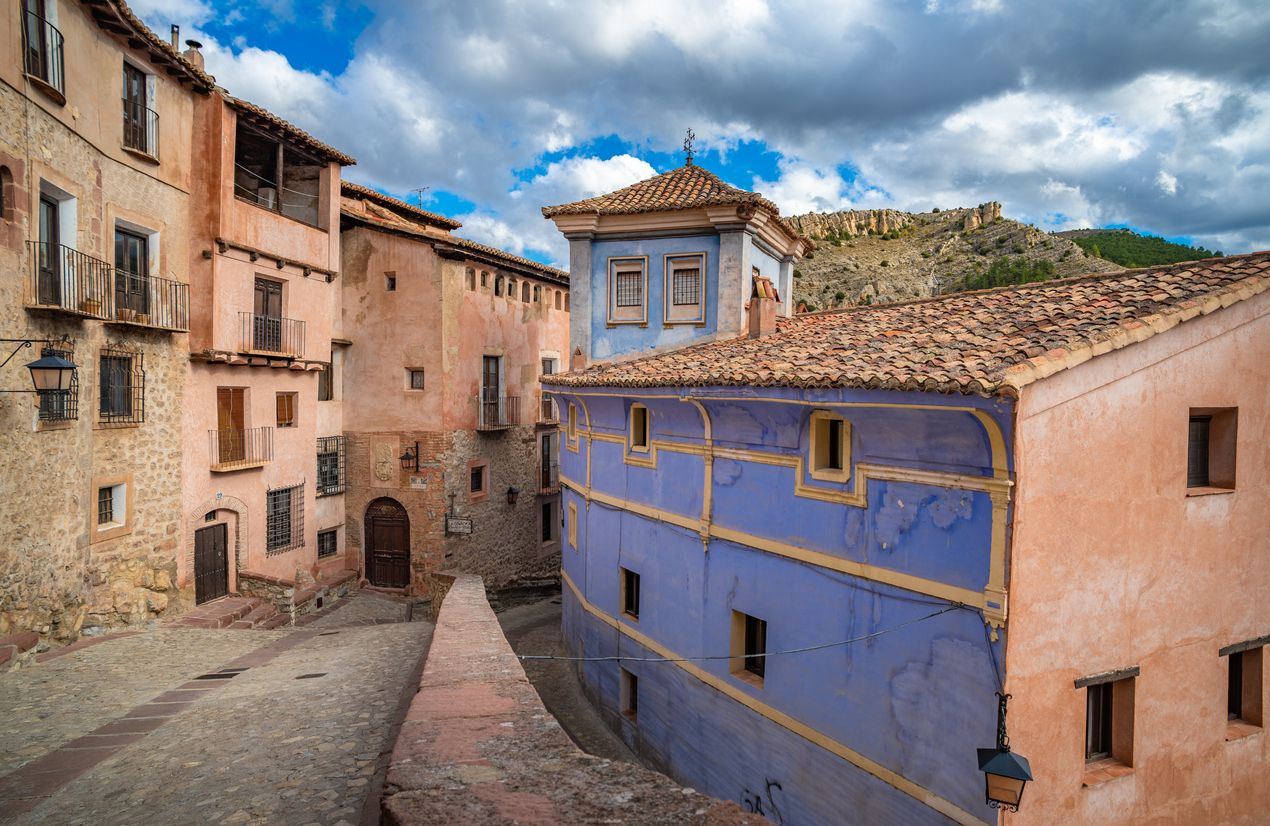 La Casa Azul es tan sólo una de las muchas casas de arquitectura única que se encuentran repartidas por Albarracín