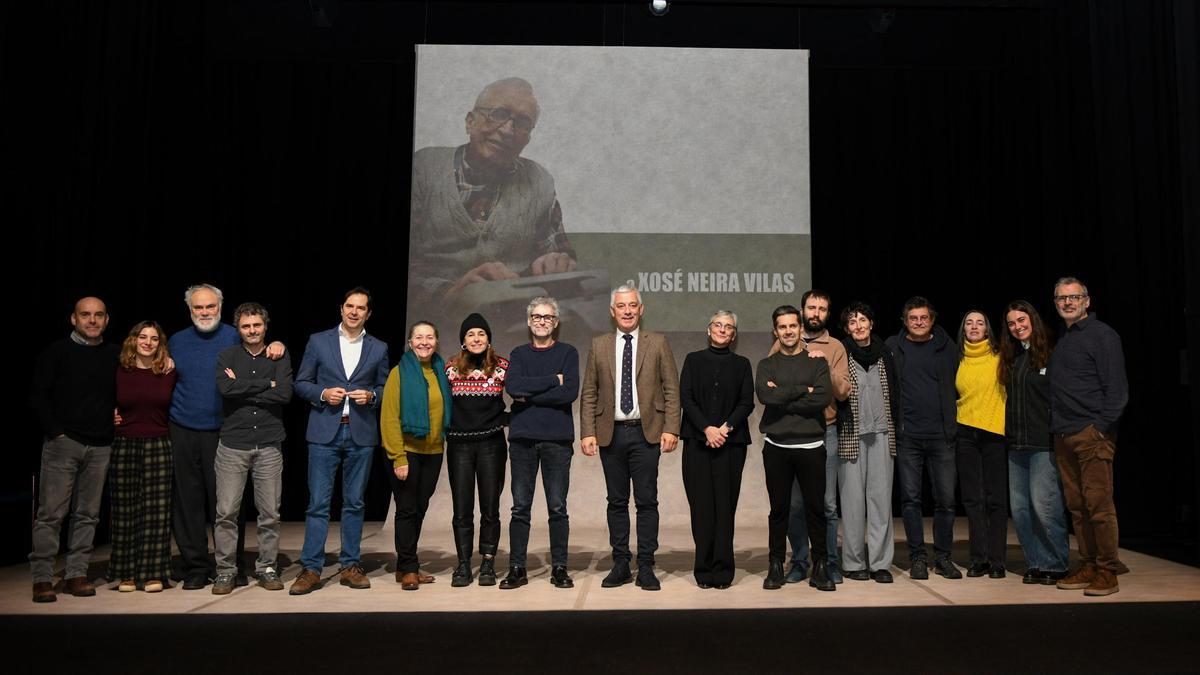 Foto de familia de la presentación de la nueva obra del Centro Dramático Galego, ‘Memorias dun neno labrego’