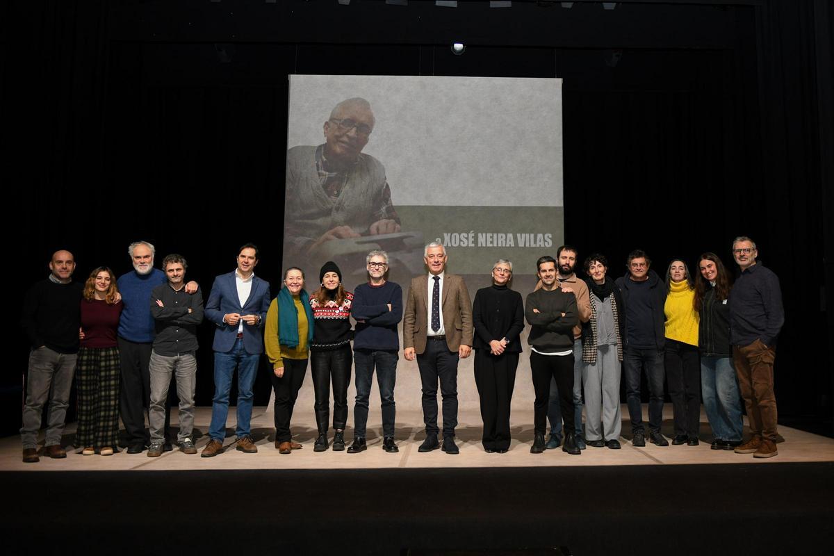 Foto de familia de la presentación de la nueva obra del Centro Dramático Galego, ‘Memorias dun neno labrego’