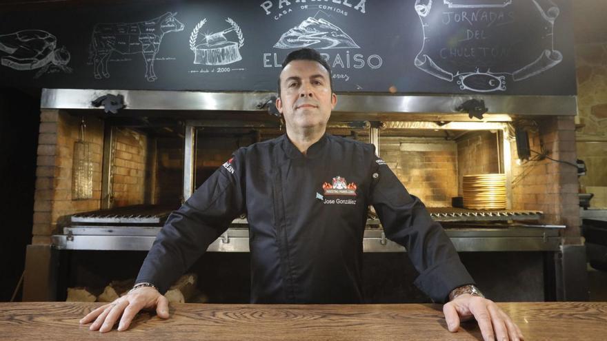 José González, en la parrilla de su restaurante, El Paraíso. | Ricardo Solís