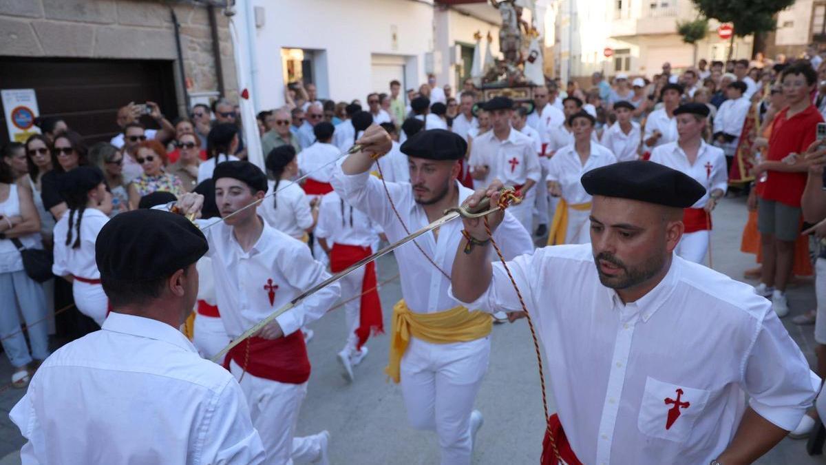 Una edición anterior de la Danza de Espadas de Carril.