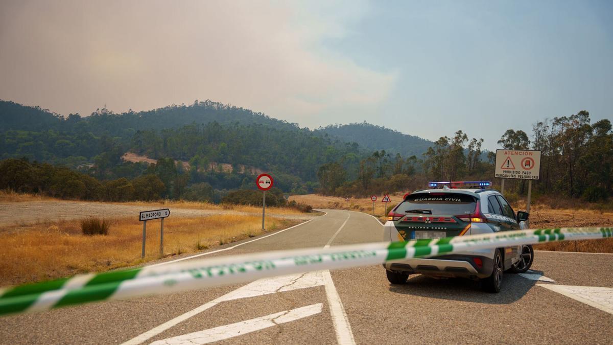 10/08/2026 La Guardia Civil corta la carretera de acceso a El Madroño por el incendio forestal de Niebla (Huelva)