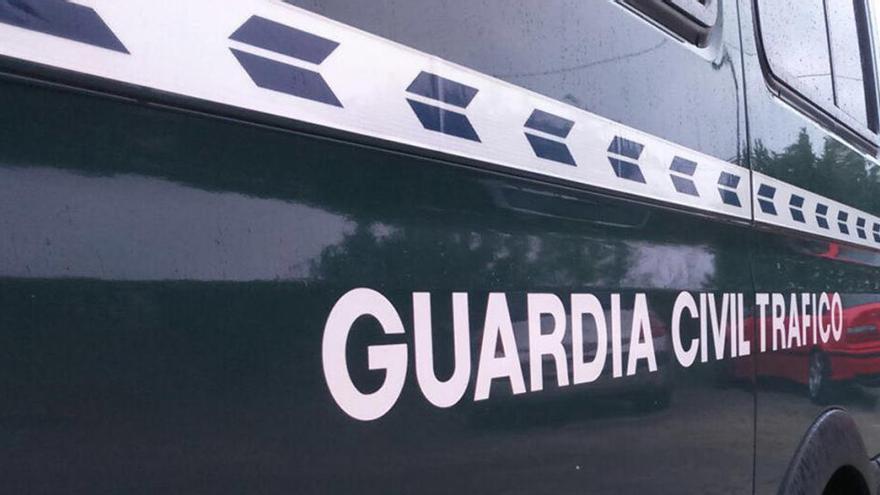 La Guardia Civil para dos veces en la misma tarde a un conductor sin carné en Ribadesella