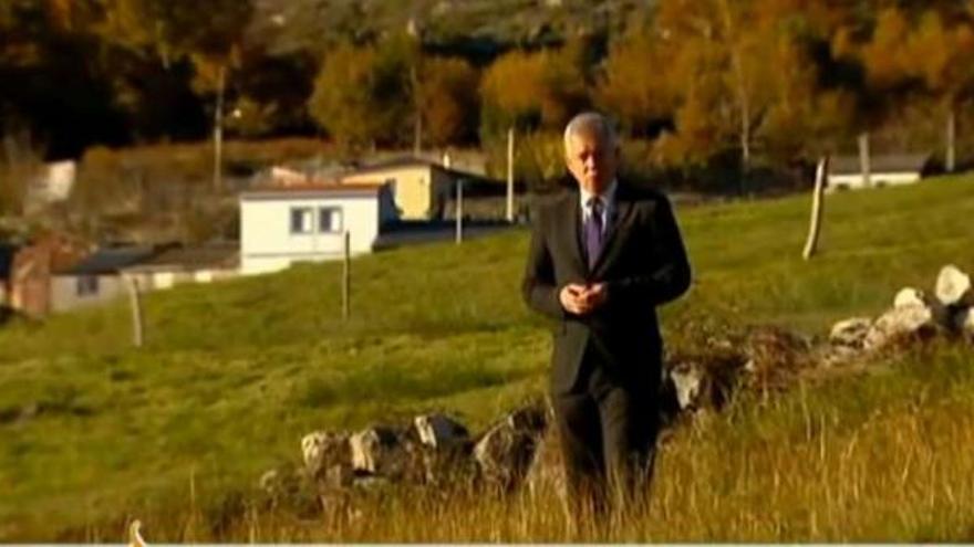 El reportero de Al Jazeera informó desde un prado de Vilariño de Conso.  // FdV