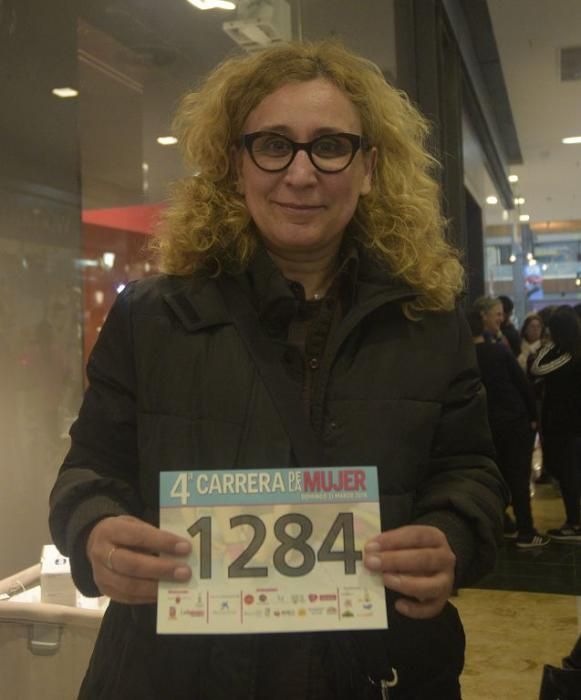 Recogida de dorsales en el Thader para la IV Carrera de la Mujer