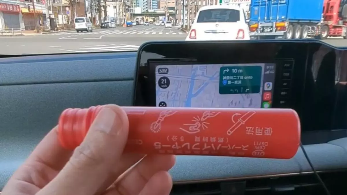 ¿Por qué en Japón los coches llevan una bengala junto al asiento del copiloto?