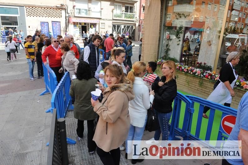 Reparto de buñuelos y chocolate en la ferretería de San Anton