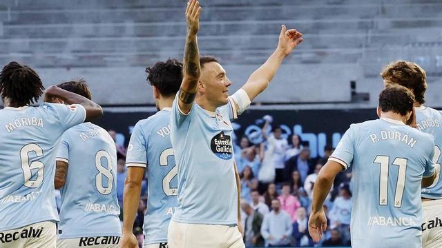 Iago Aspas celebra su gol a Osasuna, primero de esta última temporada en activo, rodeado de sus compañeros de equipo. | MARTA G. BREA