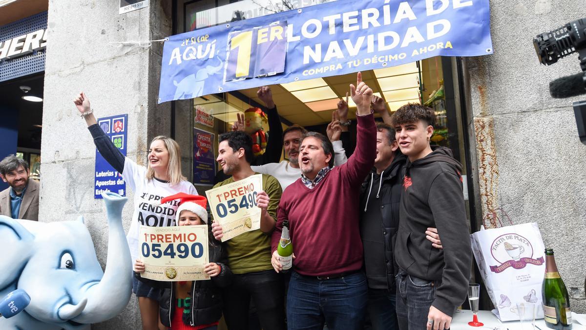 Empleados de la administración situada en la calle Arenal celebran que han vendido parte del número 5490 correspondiente al 'Gordo' del Sorteo Extraordinario de la Lotería de Navidad, a 22 de diciembre de 2022, en Madrid (España).