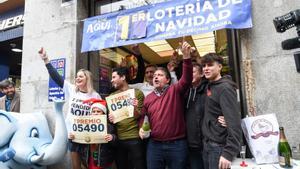 Archivo - Empleados de la administración situada en la calle Arenal celebran que han vendido parte del número 5490 correspondiente al Gordo del Sorteo Extraordinario de la Lotería de Navidad, a 22 de diciembre de 2022, en Madrid (España). En esta ocasió