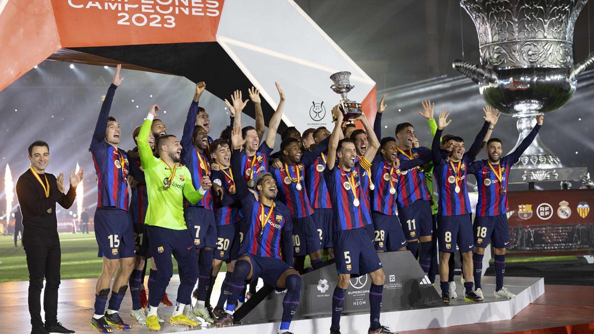  Los jugadores del FC Barcelona celebran con el trofeo la victoria tras la final de la Supercopa de España 2023 que Real Madrid y FC Barcelona jugaron este domingo en el estadio internacional Rey Fahd de Riad