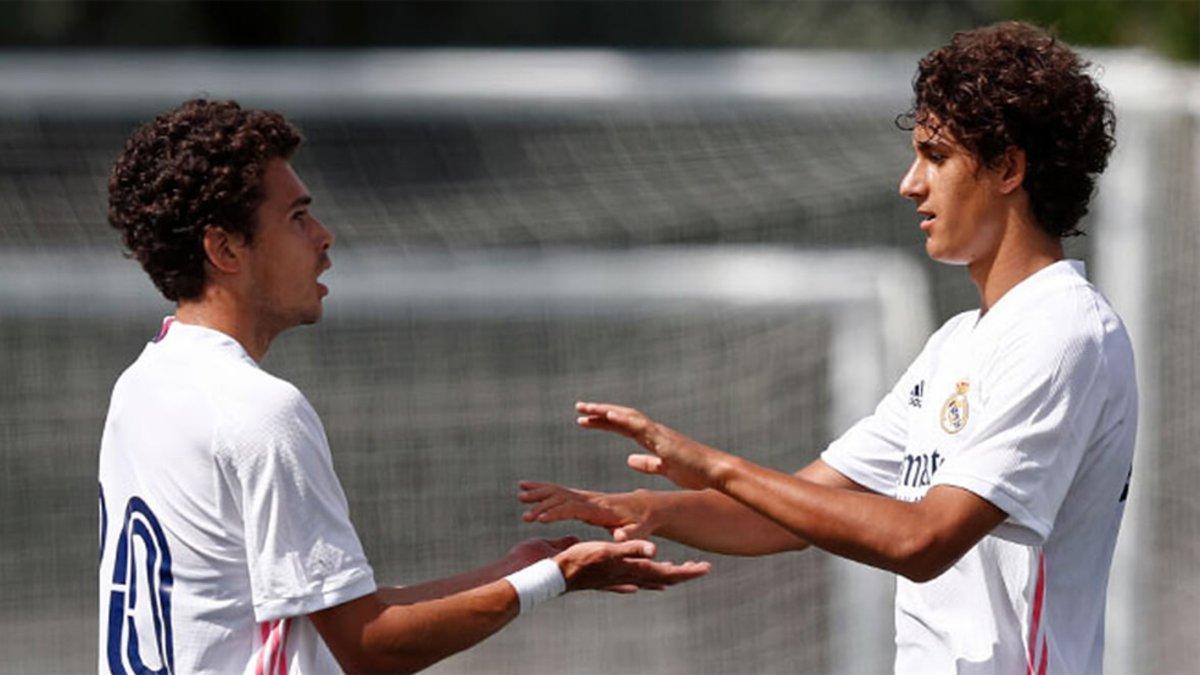 Dacosta, con un compañero, durante la pretemporada con el Real Madrid