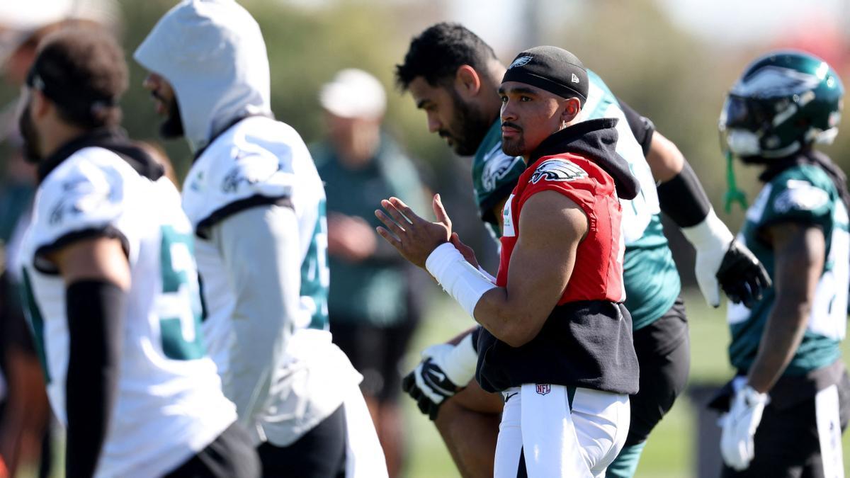 Jalen Hurts, rodeado de compañeros de los Eagles, durante un entrenamiento.