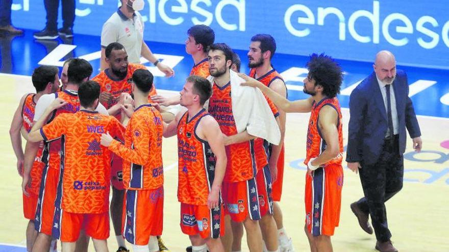 La plantilla del Valencia Basket celebra su último triunfo en la Liga.  | J.M. LÓPEZ