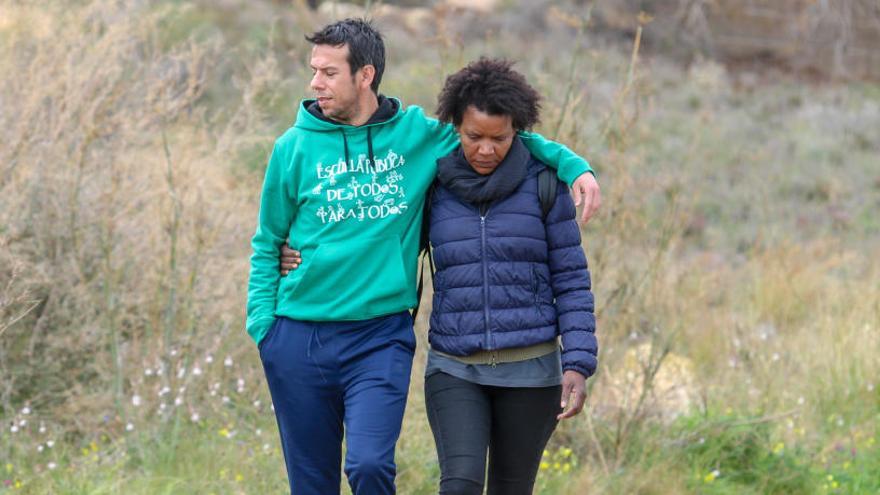 Ana Julia Quezada junto al padre de Gabriel