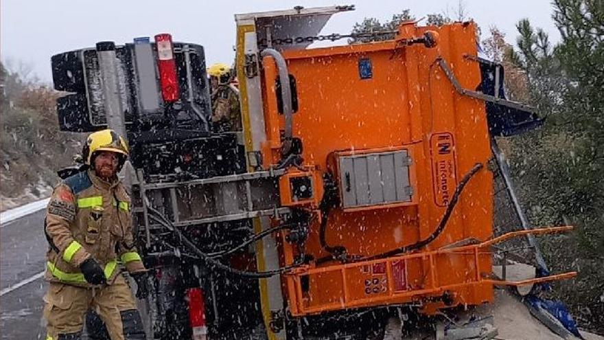 El camió bolcat a Ribera d'Urgellet