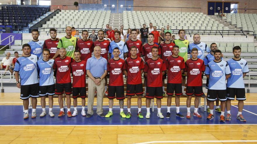 La plantilla de ElPozo Murcia al completo, con el cuerpo técnico y el presidente, José Antonio Bolarín.