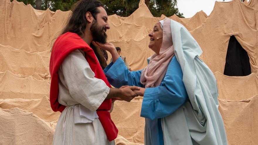 María y Jesús, madre e hijo  en la vida real en Benetússer