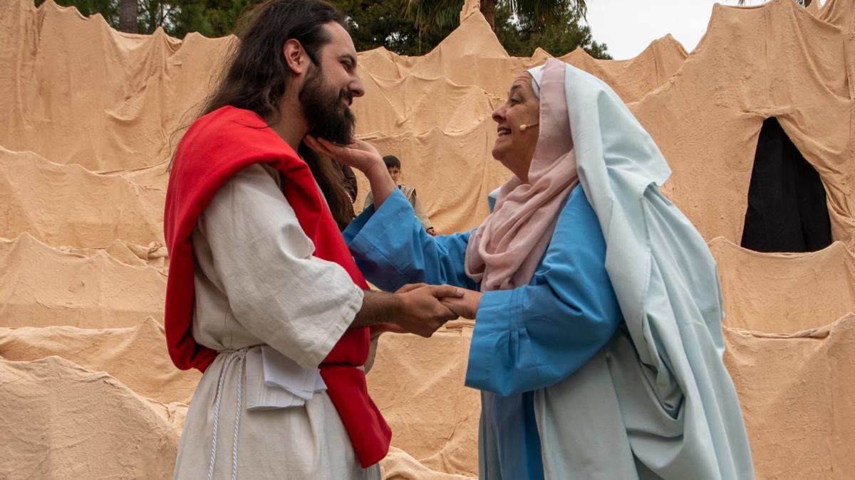 Denis haciendo de Jesús junto a su madre Alicia representandoa María.