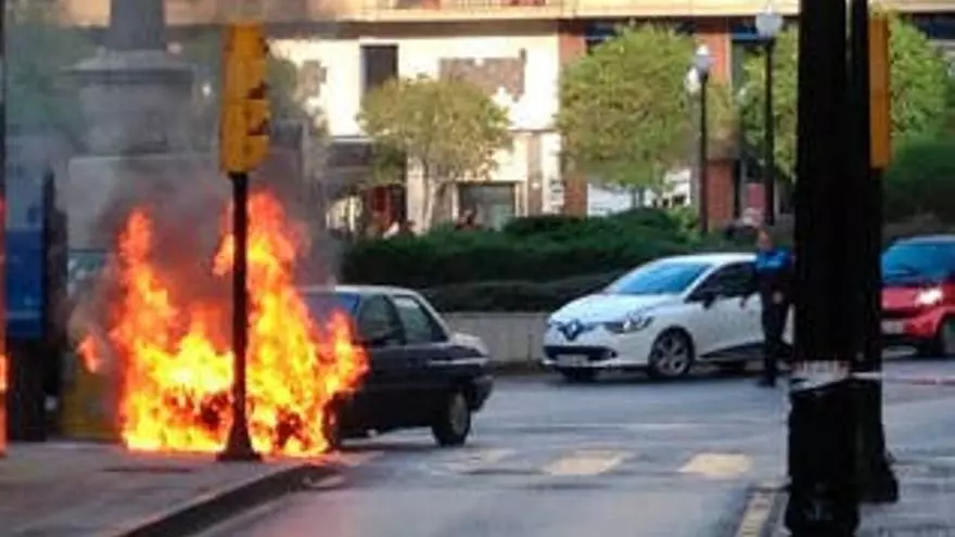 Incendio de un vehículo en la Plaza Seis Agosto de Gijón