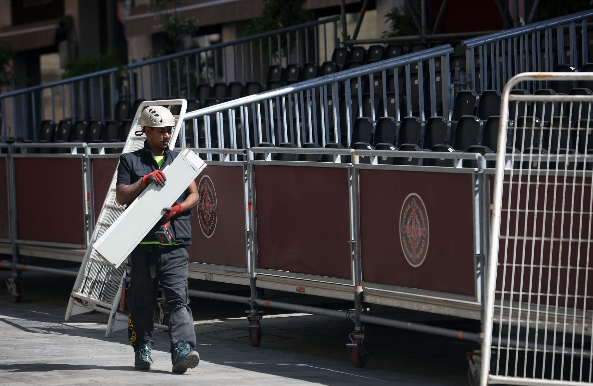 Semana Santa 2023 | Preparativos y montaje de la tribuna en el Centro de Málaga