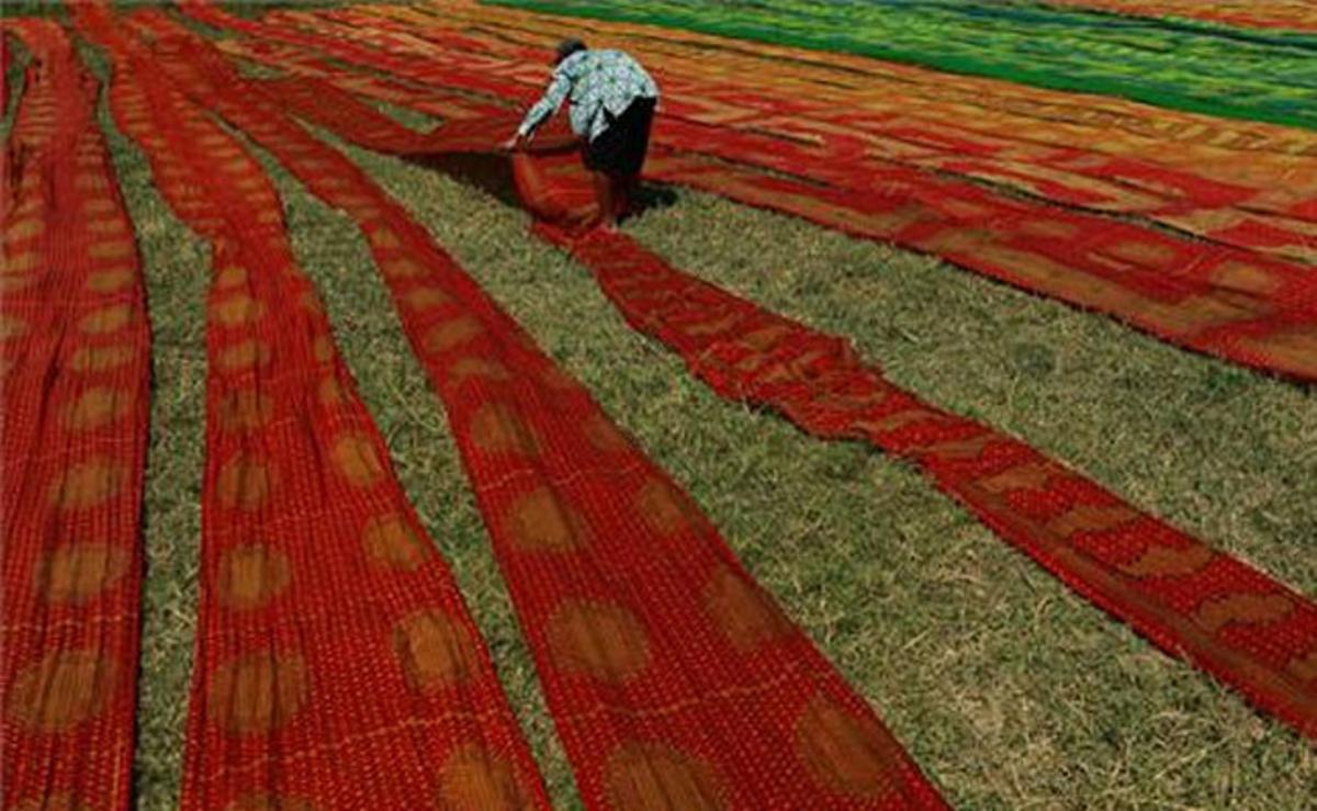 Un treballador prepara la gespa de l’estadi on es farà el festival World Batik Summit 2011 a Jakarta, Indonèsia.