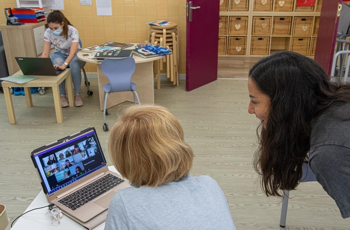 A pesar de la apertura de los colegios, el 11 de junio la ausencia de gran parte del alumnado en el Octavio Paz de Barcolona era evidente. Me sorpendió la determinación del profesorado en seguir transmitiendo conocimientos y normalidad a unos alumnos que seguían las lecciones desde el otro lado de las pantallas y no del aula.