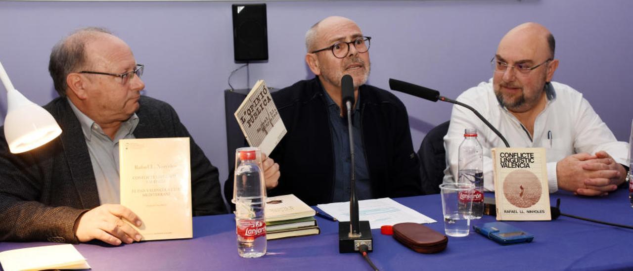 El filólogo Miquel Àngel Pradilla y el periodista y escritor Toni Mollà, ayer en la Fira del Llibre.