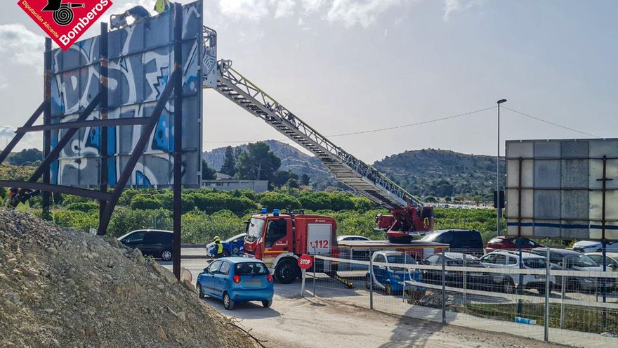 Retiran un cartel de grandes dimensiones en el hospital de La Vila por el peligro de que cayera