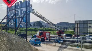 Retiran un cartel de grandes dimensiones en el hospital de La Vila por el peligro de que cayera