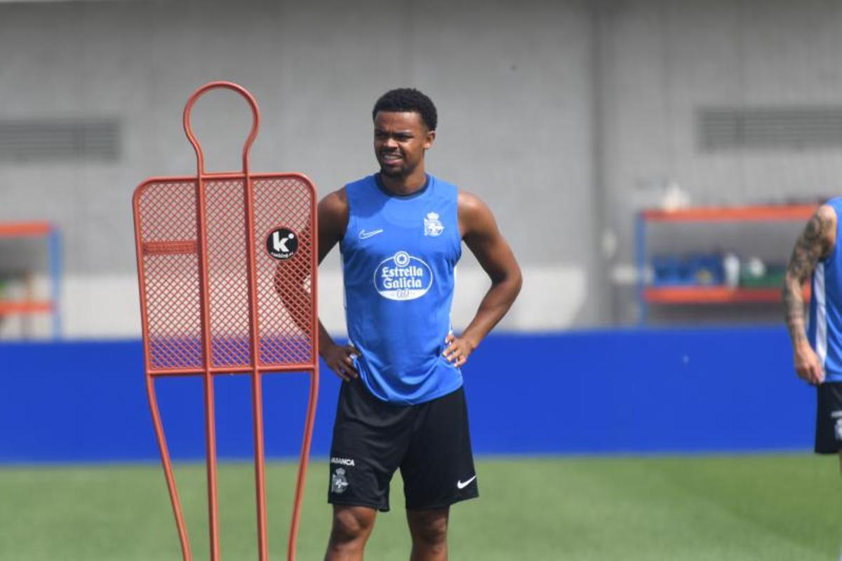 El Deportivo regresa al trabajo en Abegondo: primeras imágenes sobre el césped con los nuevos fichajes