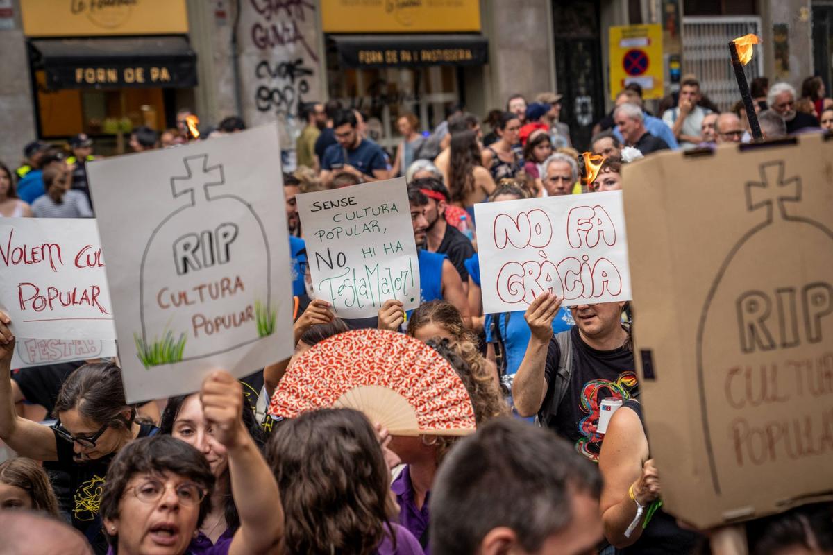 Un funeral por la cultura popular sustituye la masiva cercavila de las fiestas de Gràcia 2024