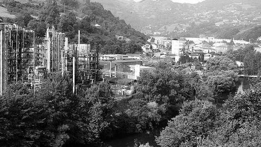 Vista general de Trubia, con Química del Nalón, en cuyas cercanías se plantea el proyecto de Gensa.