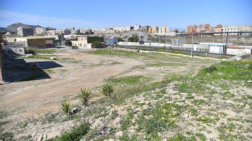 Terreno situado en Los Mateos en los que se ubicarán las nuevas viviendas. | IVÁN URQUÍZAR