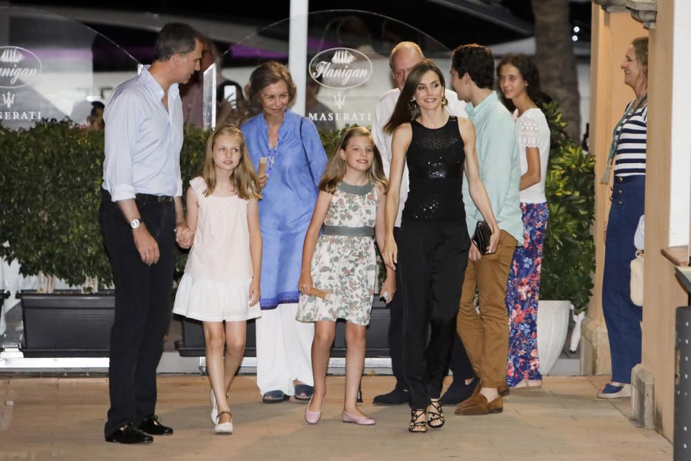 Da waren sie komplett: Nachdem auch Königin Letizia zur royalen Sommerfrische auf Mallorca eingetroffen ist, wurde die Großfamilie am Sonntag (31.12.) beim Abendessen im Yachthafen von Puerto Portals gesichtet. Dort kehrten die Royals im exklusiven Restaurant Flanigan ein.