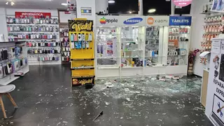 Asalto exprés a dos tiendas de móviles de Castelló: desvalijadas en menos de media hora