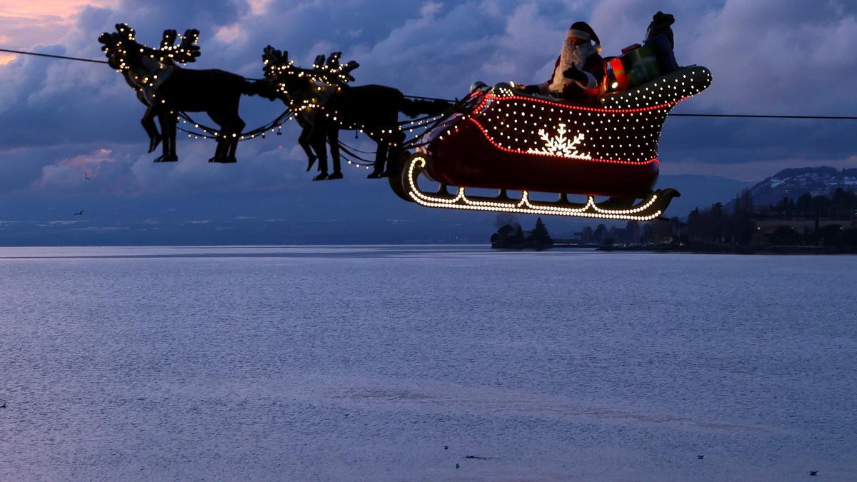 San Nicolás y sus renos vuelan sobre el lago Leman en Montreux, Suiza.