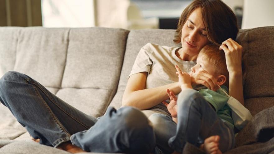 Una madre con su pequeño.