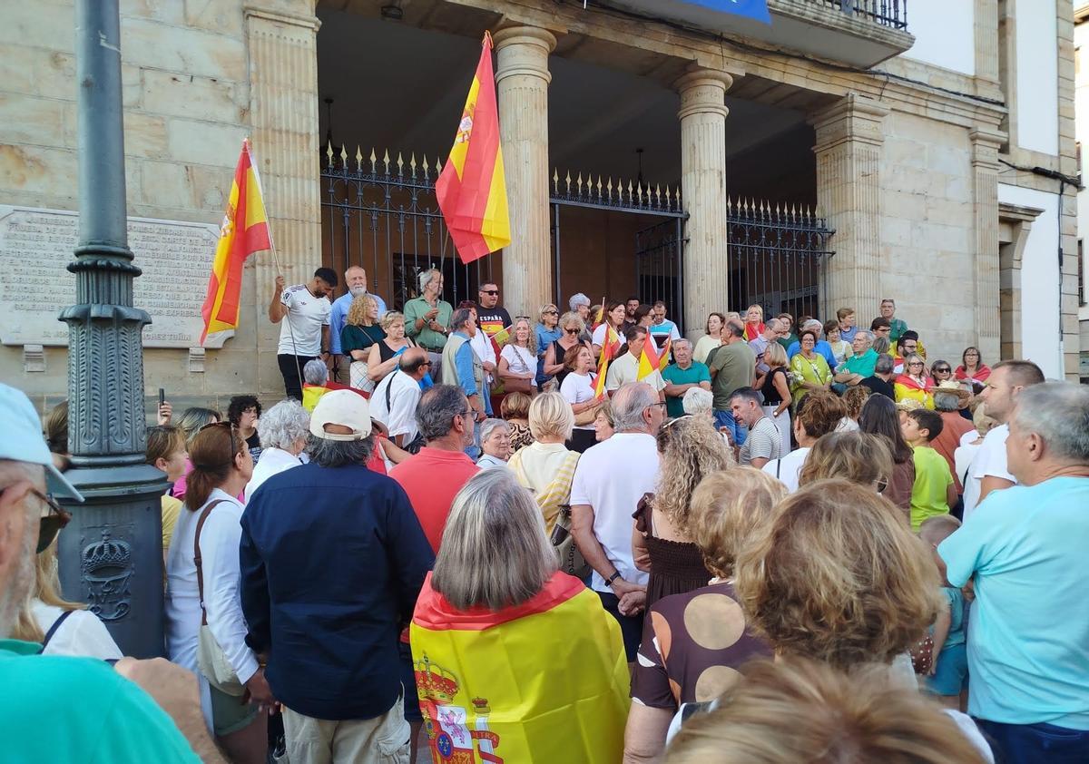 Algunos de los asistentes a la concentración de Cangas de Onís.