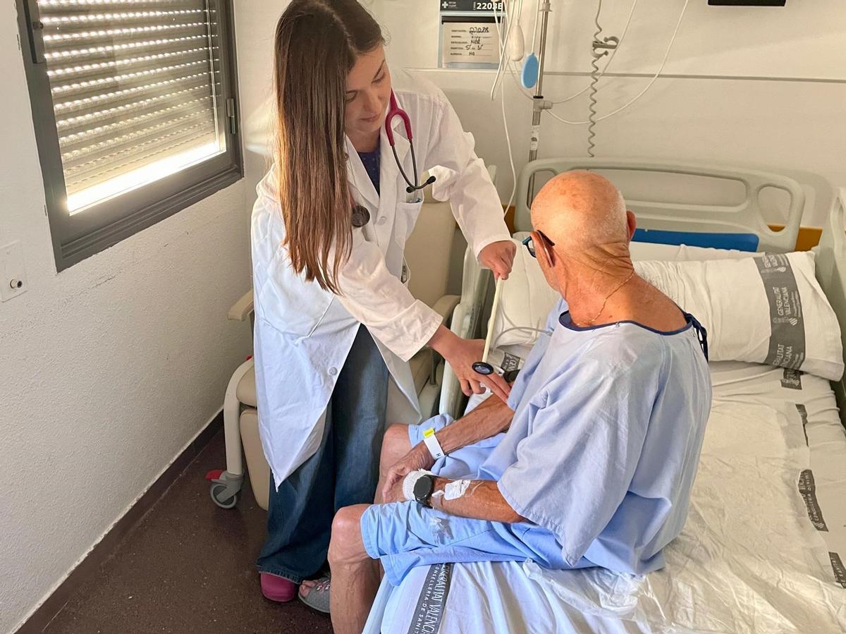 Juana Giménez, neuróloga del Hospital Sant Joan d'Alacant, examina a un paciente