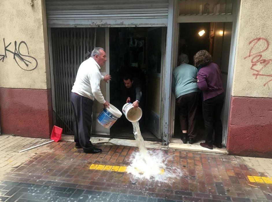 Revienta una tubería en el centro de Murcia