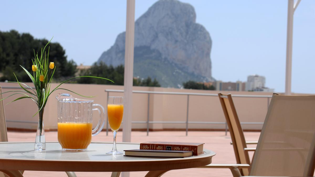 El porche de la residencia La Saleta Calpe dispone de excelentes vistas al peñón de Ifach.