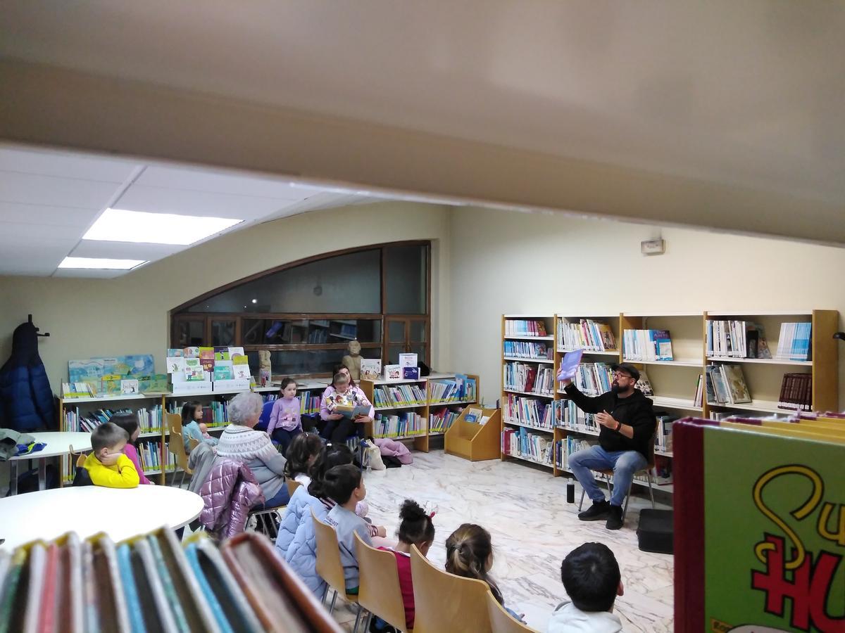 Cuentacuentos en la biblioteca de Tineo.