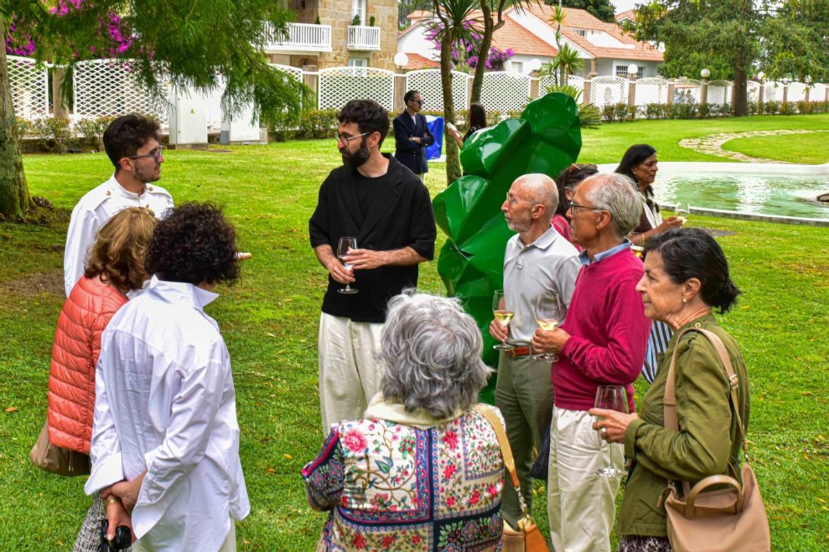 La inauguración de «Doble paisaje», una exposición del artista Efraim Ortega que puede verse en los jardines del Eurostars Gran Hotel La Toja.