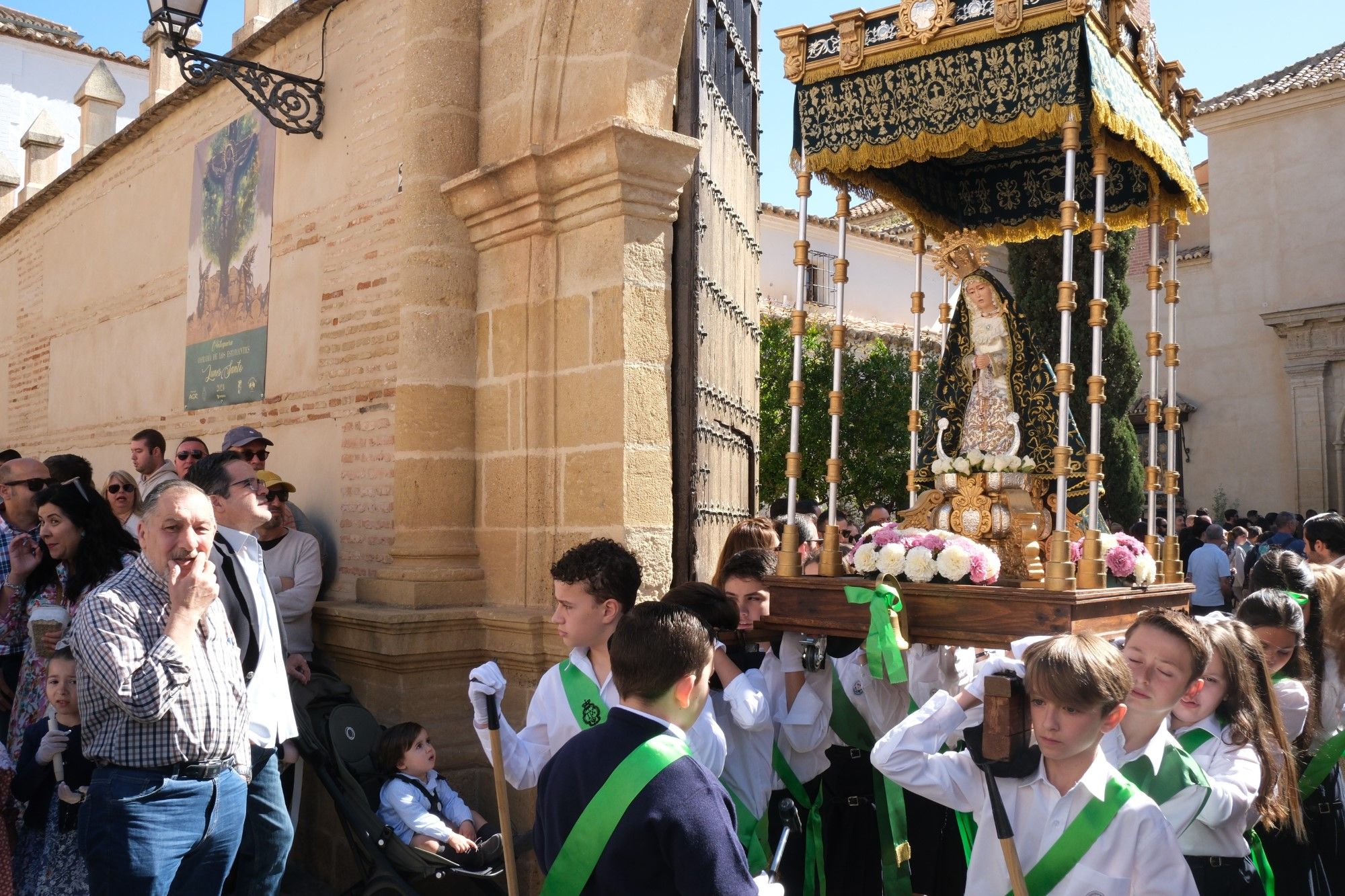 Concentración de tronos chicos en Antequera