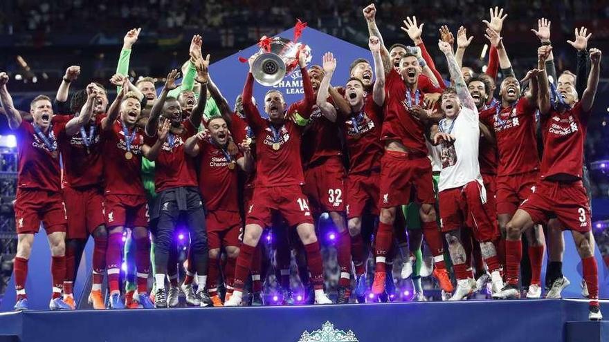 Los jugadores de la plantilla del Liverpool, con el trofeo. // Carl Recine