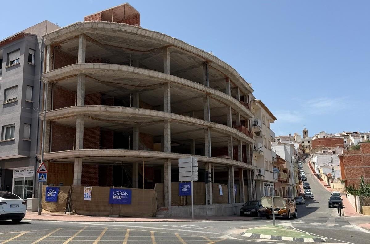 La estructura de la finca sin acabar y a la derecha el Carrer Pou