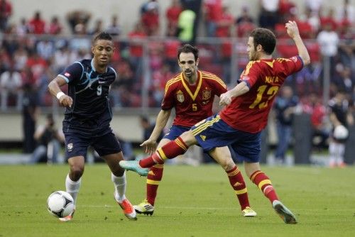 El panameño Torres trata de controlar un balón ante Juanfran y Mata